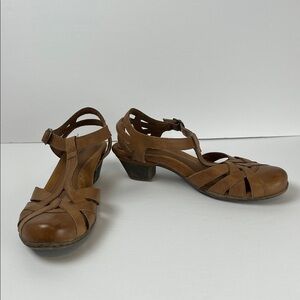COBB HILL Aubrey T-strap Tan Sandals Size 9 Comfort Travel Vacation Retro 70s